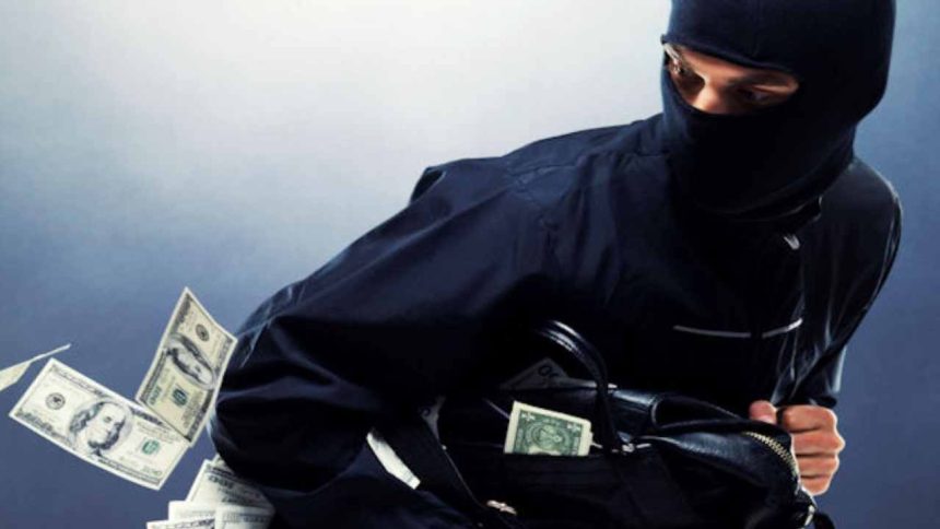 ಕಾರು ಪಂಚರ್ ಮಾಡಿ ಸಿನಿಮೀಯ ರೀತಿಯಲ್ಲಿ 23.90 ಲಕ್ಷ ರೂ. ದರೋಡೆ