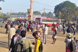 ಬಸ್ ಸೌಲಭ್ಯ ಒದಗಿಸಬೇಕೆಂದು ಆಗ್ರಹಿಸಿ ಕಲ್ಲೂರು ಕ್ರಾಸ್ ವೃತ್ತದಲ್ಲಿ ಬಸ್ ತಡೆದು ವಿದ್ಯಾರ್ಥಿಗಳ ಪ್ರತಿಭಟನೆ