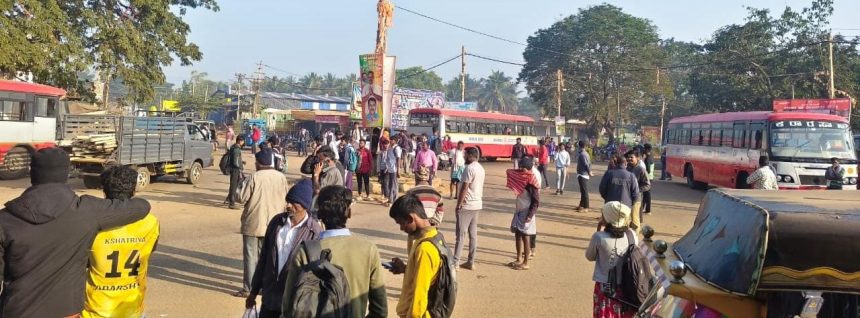 ಬಸ್ ಸೌಲಭ್ಯ ಒದಗಿಸಬೇಕೆಂದು ಆಗ್ರಹಿಸಿ ಕಲ್ಲೂರು ಕ್ರಾಸ್ ವೃತ್ತದಲ್ಲಿ ಬಸ್ ತಡೆದು ವಿದ್ಯಾರ್ಥಿಗಳ ಪ್ರತಿಭಟನೆ ಬಸ್ ಸೌಲಭ್ಯ ಒದಗಿಸಬೇಕೆಂದು ಆಗ್ರಹಿಸಿ ಕಲ್ಲೂರು ಕ್ರಾಸ್ ವೃತ್ತದಲ್ಲಿ ಬಸ್ ತಡೆದು ವಿದ್ಯಾರ್ಥಿಗಳ ಪ್ರತಿಭಟನೆ