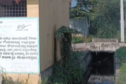 ಶೌಚಾಲಯದತ್ತ ಗಮನಹರಿಸಿದ ಅಧಿಕಾರಿಗಳು ಕೊಳಕು ನೀರಿಂದ ತುಂಬಿರುವ ಬಳೆಪೇಟೆಯ ಶೌಚಾಲಯ