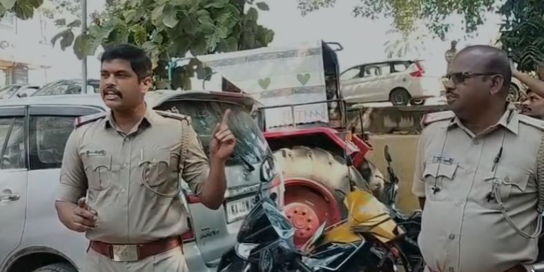 ಹೆಲ್ಮೆಟ್ ಜಾಗೃತಿ: ವಾಹನ ವಶ, ಹೆಲ್ಮೆಟ್ ತಂದ ಬಳಿಕ ಬಿಡುಗಡೆ ಹೆಲ್ಮೆಟ್ ಜಾಗೃತಿ: ವಾಹನ ವಶ, ಹೆಲ್ಮೆಟ್ ತಂದ ಬಳಿಕ ಬಿಡುಗಡೆ