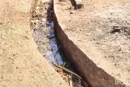 ಚರಂಡಿಯಲ್ಲಿ ನೀರು ಹಿಡಿದುಕೊಳ್ಳವ ಅನಿವಾರ್ಯತೆ