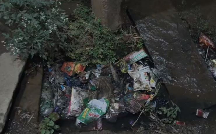 ಗಬ್ಬೆದ್ದು ನಾರುತ್ತಿರುವ ಗಟಾರುಗಳು:ಕ್ಯಾರೇ ಎನ್ನದ ಅಧಿಕಾರಿಗಳು