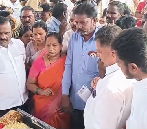 ಸಮಸ್ಯೆ ಕುರಿತು ತಿಳಿಸಲು ಬಂದ ಮಹಿಳೆ ಮತ್ತು ಮಾಜಿ ಶಾಸಕ ಎ.ಪಾಪಾರೆಡ್ಡಿ ಅವರ ಮದ್ಯೆ ವಾಗ್ವಾದ