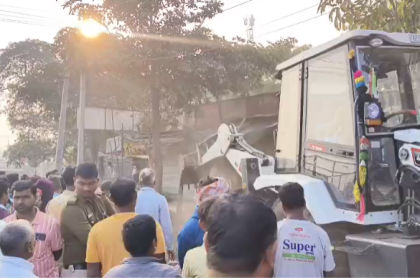 ಬೆಳ್ಳಂ ಬೆಳಿಗ್ಗೆ ಪಟ್ಟಣದಲ್ಲಿ ಜೆಸಿಬಿ ಘರ್ಜಿಸಿದ್ದು, ಫುಟ್ ಪಾತ್ ಒತ್ತುವರಿ ತೆರವು