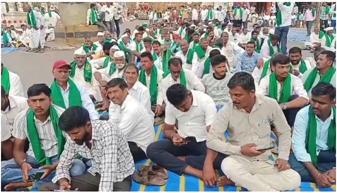 ರಸ್ತೆ ತಡೆದು ರೈತರ ಪ್ರತಿಭಟನೆ
