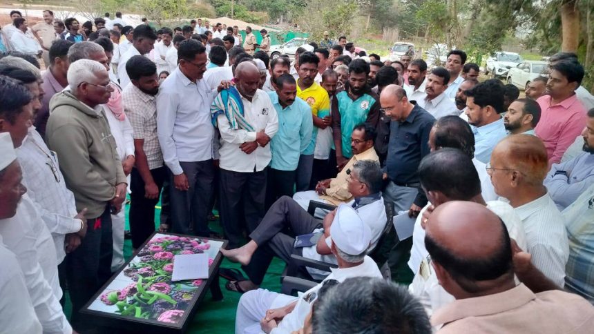 ಸಾರ್ವಜನಿಕರ ಸಮಸ್ಯೆಗೆ ಸ್ಥಳದಲ್ಲಿಯೇ ಸ್ಪಂದಿಸಿದ ಸಚಿವ ಸತೀಶ್ ಜಾರಕಿಹೊಳಿ ಸಾರ್ವಜನಿಕರ ಸಮಸ್ಯೆಗೆ ಸ್ಥಳದಲ್ಲಿಯೇ ಸ್ಪಂದಿಸಿದ ಸಚಿವ ಸತೀಶ್ ಜಾರಕಿಹೊಳಿ