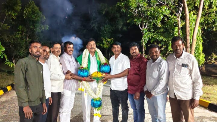 ಯೂತ್ ಕಾಂಗ್ರೆಸ್ ಅಧ್ಯಕ್ಷರಾದ ವಿಜಯ್ ರವರಿಂದ ಶಾಸಕರಾದ ಎ ಆರ್ ಕೃಷ್ಣಮೂರ್ತಿ ರವರಿಗೆ ಸನ್ಮಾನ