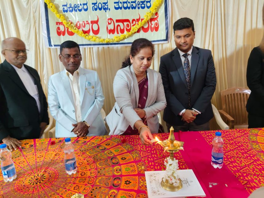 ತುರುವೇಕೆರೆಯಲ್ಲಿ ವಕೀಲರ ದಿನಾಚರಣೆ