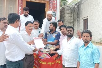 ಬಳಗಾನೂರು ಪಟ್ಟಣ ಪಂಚಾಯತ್ ಭ್ರಷ್ಟಾಚಾರವನ್ನು ಉಚ್ಚಾಟಿಸಲು ಭಿಕ್ಷಾಟನೆ ಮಾಡಿದ ಹೋರಾಟಗಾರರು.