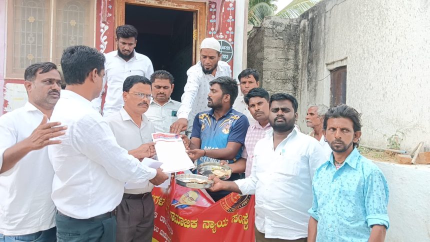 ಬಳಗಾನೂರು ಪಟ್ಟಣ ಪಂಚಾಯತ್ ಭ್ರಷ್ಟಾಚಾರವನ್ನು ಉಚ್ಚಾಟಿಸಲು ಭಿಕ್ಷಾಟನೆ ಮಾಡಿದ ಹೋರಾಟಗಾರರು.