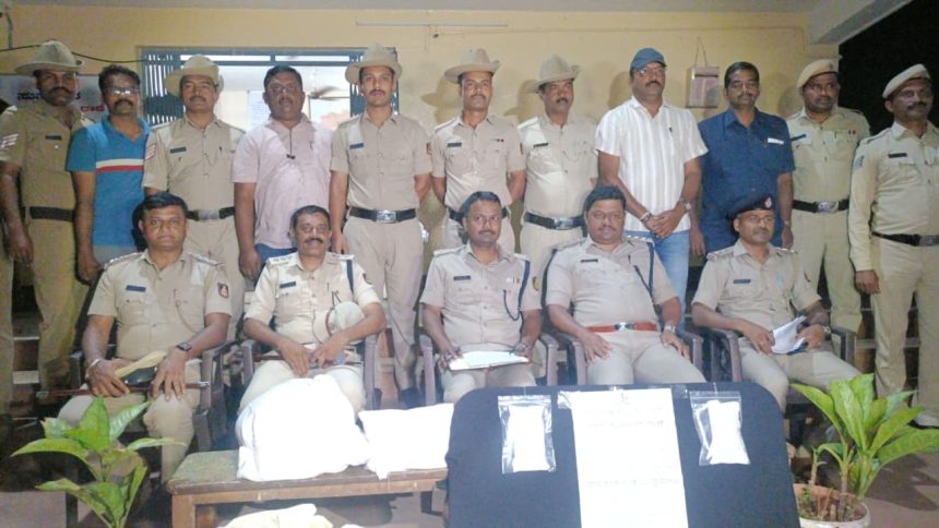 ಧಾರವಾಡ ಜಿಲ್ಲೆ ಗರಗ ಪೊಲೀಸ್ ಠಾಣೆ ಪೊಲೀಸರಿಂದ ಭರ್ಜರಿ ಬೇಟೆ 51 ಕೆಜಿ ಗಾಂಜಾ ವಶಕ್ಕೆ ಧಾರವಾಡ ಜಿಲ್ಲೆ ಗರಗ ಪೊಲೀಸ್ ಠಾಣೆ ಪೊಲೀಸರಿಂದ ಭರ್ಜರಿ ಬೇಟೆ 51 ಕೆಜಿ ಗಾಂಜಾ ವಶಕ್ಕೆ