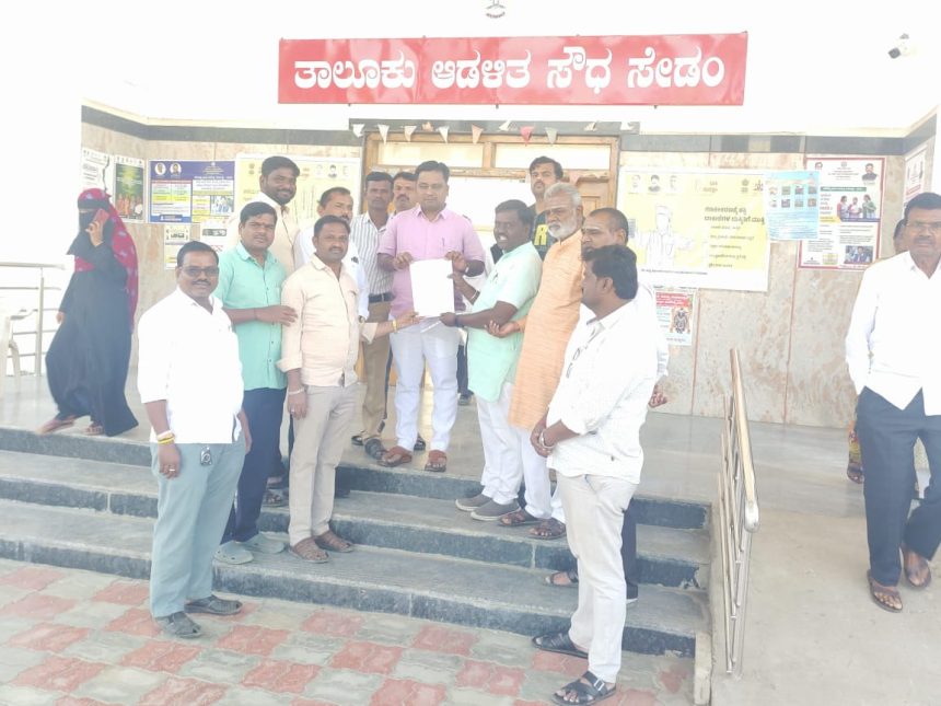 ಪತ್ರಿಕಾ ಸ್ವಾತಂತ್ರ್ಯವು ಪ್ರಜಾಪ್ರಭುತ್ವದ ನಾಲ್ಕನೇ ಅಂಗವಾದರೂ ವರದಿಗಾರರಿಗೆ ರಕ್ಷಣೆ ಇಲ್ಲದಂತಾಗಿದೆ ಪತ್ರಿಕಾ ಸ್ವಾತಂತ್ರ್ಯವು ಪ್ರಜಾಪ್ರಭುತ್ವದ ನಾಲ್ಕನೇ ಅಂಗವಾದರೂ ವರದಿಗಾರರಿಗೆ ರಕ್ಷಣೆ ಇಲ್ಲದಂತಾಗಿದೆ