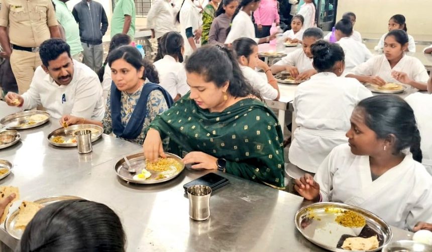 ಅಡಕಿ ಮೊರಾರ್ಜಿ ದೇಸಾಯಿ ವಸತಿ ಶಾಲೆಗೆ ಡಿಸಿ ಫೌಝಿಯಾ ತರುನ್ನುಮ್ ಭೇಟಿ ಅಡಕಿ ಮೊರಾರ್ಜಿ ದೇಸಾಯಿ ವಸತಿ ಶಾಲೆಗೆ ಡಿಸಿ ಫೌಝಿಯಾ ತರುನ್ನುಮ್ ಭೇಟಿ