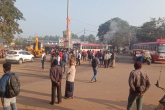 ಬಸ್ ಸೌಲಭ್ಯ ಒದಗಿಸಬೇಕೆಂದು ಆಗ್ರಹಿಸಿ ಕಲ್ಲೂರು ಕ್ರಾಸ್ ವೃತ್ತದಲ್ಲಿ ಬಸ್ ತಡೆದು ವಿದ್ಯಾರ್ಥಿಗಳ ಪ್ರತಿಭಟನೆ