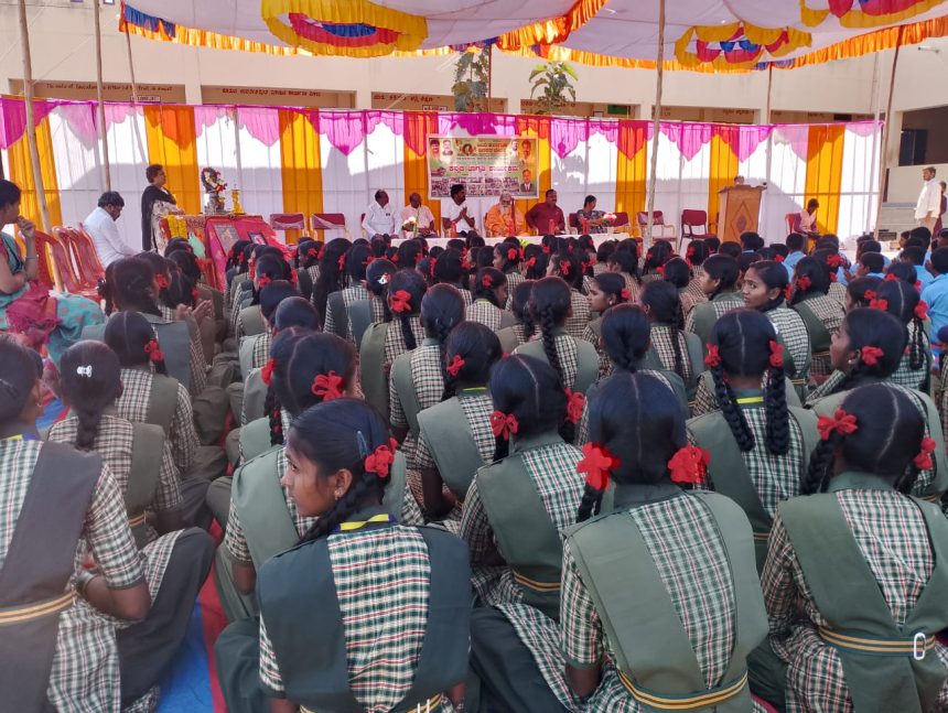 ರಂಜೋಳ ಪ್ರೌಡ ಶಾಲೆಯಲ್ಲಿ ಕನ್ನಡ ಜಾಗೃತಿ ಕಾರ್ಯಕ್ರಮ ರಂಜೋಳ ಪ್ರೌಡ ಶಾಲೆಯಲ್ಲಿ ಕನ್ನಡ ಜಾಗೃತಿ ಕಾರ್ಯಕ್ರಮ