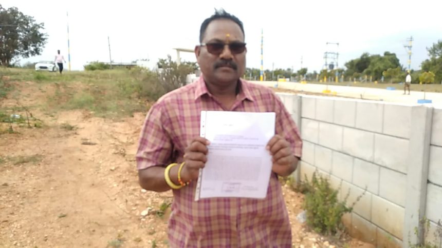 ಸರ್ಕಾರಿ ಆದೇಶ ಇದ್ದರು ಜಮೀನು ಬಳಸಲು ಗ್ರಾಮಸ್ಥರ ತೊಂದರೆ : ಮಾಜಿ ಸೈನಿಕನ ಗೋಳು ಸರ್ಕಾರಿ ಆದೇಶ ಇದ್ದರು ಜಮೀನು ಬಳಸಲು ಗ್ರಾಮಸ್ಥರ ತೊಂದರೆ : ಮಾಜಿ ಸೈನಿಕನ ಗೋಳು