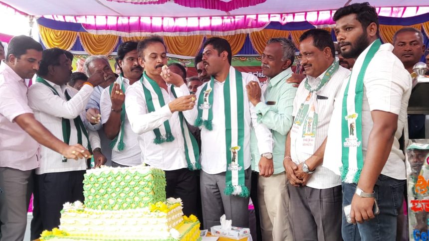 ಚಂದ್ರೇಶ್ ಅಭಿಮಾನಿ ಬಳಗದಿಂದ ಹೆಚ್.ಡಿ.ಕುಮಾರಸ್ವಾಮಿ ಜನ್ಮದಿನ ಆಚರಣೆ ಚಂದ್ರೇಶ್ ಅಭಿಮಾನಿ ಬಳಗದಿಂದ ಹೆಚ್.ಡಿ.ಕುಮಾರಸ್ವಾಮಿ ಜನ್ಮದಿನ ಆಚರಣೆ