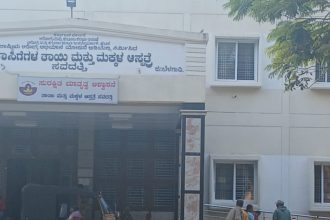 ಸವದತ್ತಿ ತಾಲೂಕಿನ ಆಸ್ಪತ್ರೆಯಲ್ಲಿ ಮಾಹಿತಿ ಹಕ್ಕು ಫಲಕ ಮಾಯವಾಗಿದ್ದು ಮಾಹಿತಿ ಹಕ್ಕಿನ ಫಲಕದ ಬಗ್ಗೆ ಸಿಬ್ಬಂದಿಗಳಿಗೆ ಮಾಹಿತಿನೇ ಇಲ್ಲ
