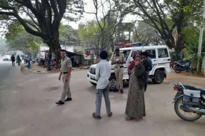 ಸಂಚಾರಿ ನಿಯಮ ಉಲ್ಲಂಘಿಸಿದವರಿಗೆ ದಂಡ ವಿಧಿಸಿ ಬುದ್ದಿವಾದ ಹೇಳಿದ ಪೊಲೀಸರು