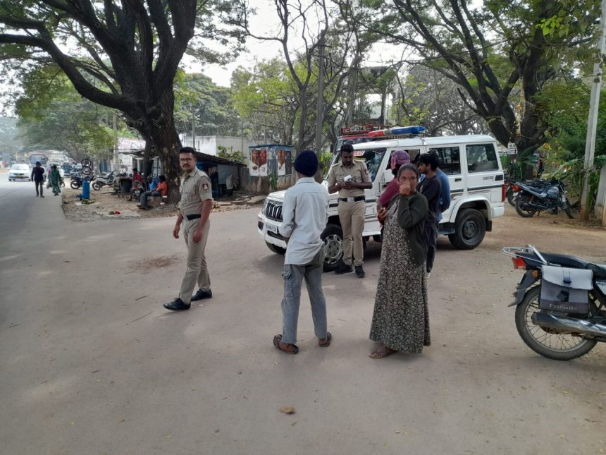 ಸಂಚಾರಿ ನಿಯಮ ಉಲ್ಲಂಘಿಸಿದವರಿಗೆ ದಂಡ ವಿಧಿಸಿ ಬುದ್ದಿವಾದ ಹೇಳಿದ ಪೊಲೀಸರು