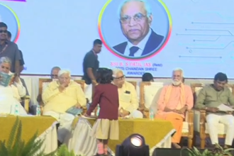 ಸಿಎಂ ಎದುರೇ ಮಕ್ಕಳನ್ನ ಹೌಸ್ ಕೀಪರ್ ಗಳಂತೆ ಬಳಸಿಕೊಂಡ ಖಾಸಗಿ ಶಾಲೆಯ ಆಡಳಿತ ಮಂಡಳಿ