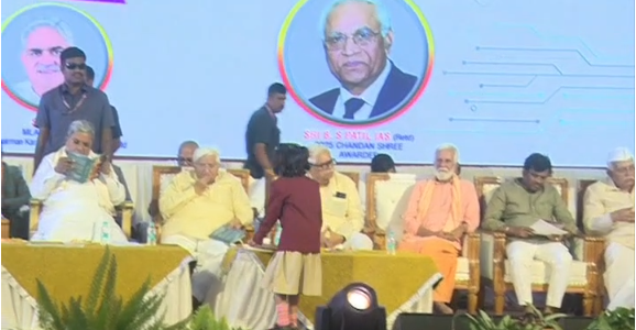 ಸಿಎಂ ಎದುರೇ ಮಕ್ಕಳನ್ನ ಹೌಸ್ ಕೀಪರ್ ಗಳಂತೆ ಬಳಸಿಕೊಂಡ ಖಾಸಗಿ ಶಾಲೆಯ ಆಡಳಿತ ಮಂಡಳಿ ಸಿಎಂ ಎದುರೇ ಮಕ್ಕಳನ್ನ ಹೌಸ್ ಕೀಪರ್ ಗಳಂತೆ ಬಳಸಿಕೊಂಡ ಖಾಸಗಿ ಶಾಲೆಯ ಆಡಳಿತ ಮಂಡಳಿ