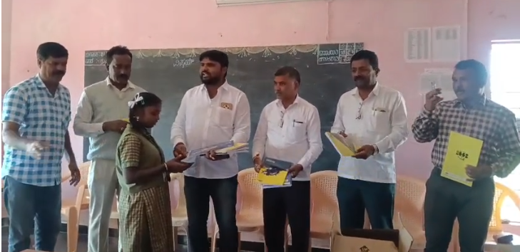 ಗುಂಬಳ್ಳಿ ಪ್ರೌಢ ಶಾಲೆಯ ಮಕ್ಕಳಿಗೆ ಪೆನ್ನು ಪುಸ್ತಕ ವಿತರಿಸಿದ : ಡಿ ಕೆ ಸುರೇಶ ಅಭಿಮಾನಿ ಪವನ್ ಗೌಡ ಗುಂಬಳ್ಳಿ ಪ್ರೌಢ ಶಾಲೆಯ ಮಕ್ಕಳಿಗೆ ಪೆನ್ನು ಪುಸ್ತಕ ವಿತರಿಸಿದ : ಡಿ ಕೆ ಸುರೇಶ ಅಭಿಮಾನಿ ಪವನ್ ಗೌಡ
