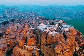 ಅಂಜನಾದ್ರಿ ಬೆಟ್ಟದ ಗರ್ಭಗುಡಿಯಲ್ಲೇ ಇಬ್ಬರು ಸ್ವಾಮೀಜಿಗಳ ಹೊಡೆದಾಟ