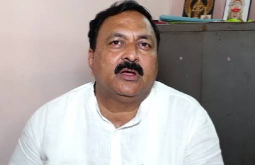 ಬೈಕ್ ಅಪಘಾತ : ಶಾಸಕ ಮಹೇಶ್ ಟೆಂಗಿನಕಾಯಿ ಕಾರು ಚಾಲಕ ಸಾವು