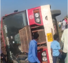 ಚಾಲಕನ ನಿಯಂತ್ರಣ ತಪ್ಪಿ ಬಸ್ ಪಲ್ಟಿ