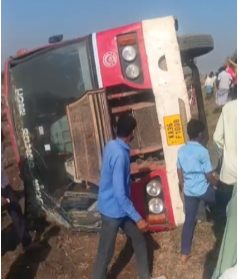 ಚಾಲಕನ ನಿಯಂತ್ರಣ ತಪ್ಪಿ ಬಸ್ ಪಲ್ಟಿ