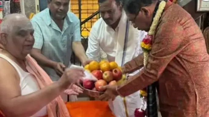 ಗೌಪ್ಯವಾಗಿ ಕೋಡಿ ಮಠದ ಶ್ರೀಗಳನ್ನು ಭೇಟಿಯಾದ ಜಿ. ಪರಮೇಶ್ವರ್ 