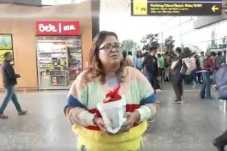 ಇಂಡಿಗೋ ವಿಮಾನ ವ್ಯತ್ಯಯ : ತಂದೆ ಚಿತಾಭಸ್ಮ ವಿಸರ್ಜಿಸಲಾಗದೆ ಮಗಳ ಕಣ್ಣಿರು    