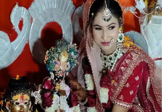 ಕೃಷ್ಣನನ್ನೇ ವಿವಾಹವಾದ ಯುವತಿ ಕೃಷ್ಣನನ್ನೇ ವಿವಾಹವಾದ ಯುವತಿ