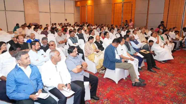 ಶ್ರೀಮಂತ ಮಹಿಳೆಯರಿಗೇಕೆ ಪುಕ್ಸಟೆ ಬಸ್ : ಸಿಎಂ – ಡಿಸಿಎಂ ಕಾಂಗ್ರೆಸ್ ಶಾಸಕರ ತೀವ್ರ ವಿರೋಧ ಶ್ರೀಮಂತ ಮಹಿಳೆಯರಿಗೇಕೆ ಪುಕ್ಸಟೆ ಬಸ್ : ಸಿಎಂ – ಡಿಸಿಎಂ ಕಾಂಗ್ರೆಸ್ ಶಾಸಕರ ತೀವ್ರ ವಿರೋಧ