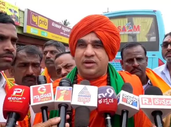 2ಎ ಮೀಸಲಾತಿಗಾಗಿ ಸುವರ್ಣ ಸೌಧ ಮುತ್ತಿಗೆ ಯತ್ನ : ಸ್ವಾಮೀಜಿ ಸೇರಿ ಹಲವರು ವಶಕ್ಕೆ 2ಎ ಮೀಸಲಾತಿಗಾಗಿ ಸುವರ್ಣ ಸೌಧ ಮುತ್ತಿಗೆ ಯತ್ನ : ಸ್ವಾಮೀಜಿ ಸೇರಿ ಹಲವರು ವಶಕ್ಕೆ