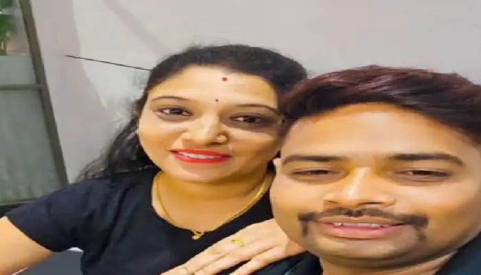 ಎರಡನೇ ಗಂಡನಿಗೆ ಕೈಕೊಟ್ಟು ಕಾನ್ಸ್ ಟೆಬಲ್ ಜೊತೆ ಪರಾರಿಯಾದ ಮಹಿಳೆ ಎರಡನೇ ಗಂಡನಿಗೆ ಕೈಕೊಟ್ಟು ಕಾನ್ಸ್ ಟೆಬಲ್ ಜೊತೆ ಪರಾರಿಯಾದ ಮಹಿಳೆ