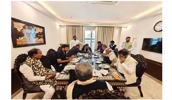 ದೆಹಲಿಯಲ್ಲಿ ಶಾಸಕರ ಜೊತೆ ಬ್ರೇಕ್ ಫಾಸ್ಟ್ ಮೀಟಿಂಗ್ ನಡೆಸಿದ ಡಿ.ಕೆ ಶಿವಕುಮಾರ್ ದೆಹಲಿಯಲ್ಲಿ ಶಾಸಕರ ಜೊತೆ ಬ್ರೇಕ್ ಫಾಸ್ಟ್ ಮೀಟಿಂಗ್ ನಡೆಸಿದ ಡಿ.ಕೆ ಶಿವಕುಮಾರ್