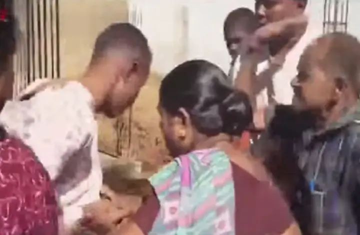 ಹುಬ್ಬಳ್ಳಿಯಲ್ಲಿ ಮಹಿಳೆಯೊಬ್ಬರಿಗೆ ಲೈಂಗಿಕ ಕಿರುಕುಳ ನೀಡುತ್ತಿದ್ದಂತ ಕಾಮುಕನಿಗೆ ಹಿಗ್ಗಾಮುಗ್ಗಾ ಥಳಿತ ಹುಬ್ಬಳ್ಳಿಯಲ್ಲಿ ಮಹಿಳೆಯೊಬ್ಬರಿಗೆ ಲೈಂಗಿಕ ಕಿರುಕುಳ ನೀಡುತ್ತಿದ್ದಂತ ಕಾಮುಕನಿಗೆ ಹಿಗ್ಗಾಮುಗ್ಗಾ ಥಳಿತ