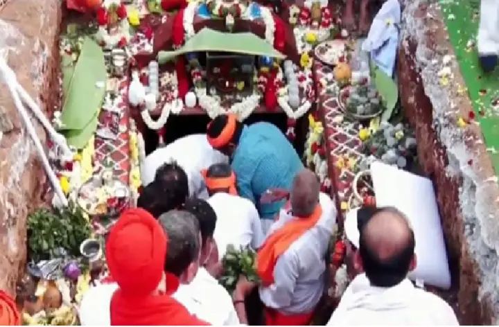 ದಾವಣಗೆರೆ ಧಣಿ ಇನ್ನು ನೆನಪು ಮಾತ್ರ : ಪತ್ನಿ ಪಕ್ಕದಲ್ಲಿ ಚಿರನಿದ್ರೆ ದಾವಣಗೆರೆ ಧಣಿ ಇನ್ನು ನೆನಪು ಮಾತ್ರ : ಪತ್ನಿ ಪಕ್ಕದಲ್ಲಿ ಚಿರನಿದ್ರೆ