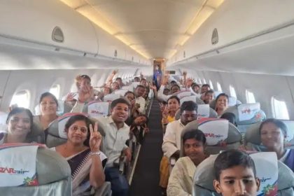 ಸ್ವಂತ ಖರ್ಚಿನಲ್ಲಿ 24 ಮಕ್ಕಳಿಗೆ ವಿಮಾನಯಾನ ಮಾಡಿಸಿದ ಶಿಕ್ಷಕ