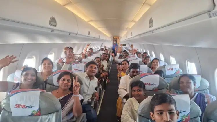 ಸ್ವಂತ ಖರ್ಚಿನಲ್ಲಿ 24 ಮಕ್ಕಳಿಗೆ ವಿಮಾನಯಾನ ಮಾಡಿಸಿದ ಶಿಕ್ಷಕ