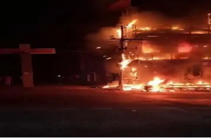 ವಿಜಯಪುರದಲ್ಲಿ  ಧಗಧಗನೆ ಹೊತ್ತಿ ಉರಿದ ಹೋಟೆಲ್