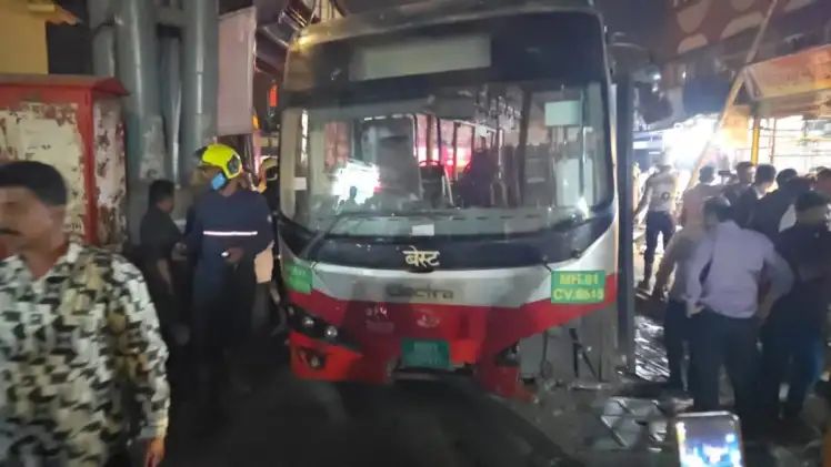 ಮುಂಬೈನಲ್ಲಿ ಘೋರ ದುರಂತ : ರಿವರ್ಸ್ ತೆಗೆದುಕೊಳ್ಳುವಾಗ ನಾಲ್ವರು ಸಾವು 