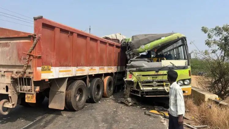 ಕೆಎಸ್​​ಆರ್​ಟಿಸಿ ಬಸ್​ ಮತ್ತು ಲಾರಿ ಮುಖಾಮುಖಿ ಡಿಕ್ಕಿ : ತುಂಡಾದ ಚಾಲಕನ ಕಾಲು