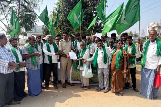 ವಿವಿಧ ಬೇಡಿಕೆಗಳ ಈಡೇರಿಕೆಗಾಗಿ ಕರ್ನಾಟಕ ರಾಜ್ಯ ರೈತ ಸಂಘ ಹಾಗೂ ಹಸಿರು ಸೇನೆಯಿಂದ ಅಬಕಾರಿ ಇಲಾಖೆ ಮುಂದೆ ಪ್ರತಿಭಟನೆ.