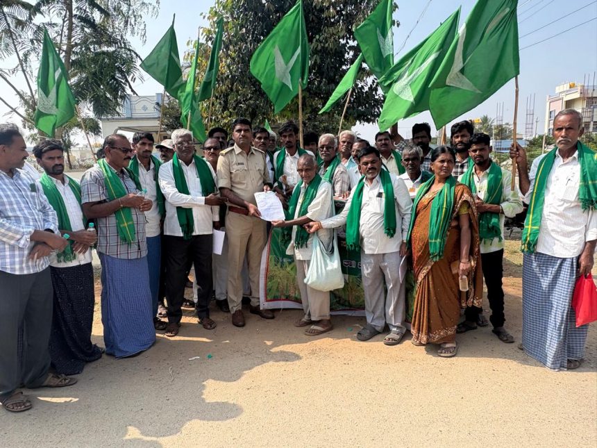 ವಿವಿಧ ಬೇಡಿಕೆಗಳ ಈಡೇರಿಕೆಗಾಗಿ ಕರ್ನಾಟಕ ರಾಜ್ಯ ರೈತ ಸಂಘ ಹಾಗೂ ಹಸಿರು ಸೇನೆಯಿಂದ ಅಬಕಾರಿ ಇಲಾಖೆ ಮುಂದೆ ಪ್ರತಿಭಟನೆ.