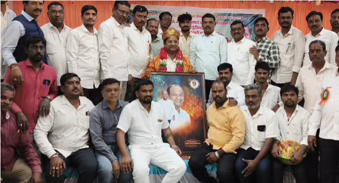 ತಾಲೂಕು ಕಾರ್ಯದರ್ಶಿಗಳಿಂದ ಡಿಸಿಸಿ ಬ್ಯಾಂಕಿನ ನಿರ್ದೇಶಕರಿಗೆ ಸನ್ಮಾನ ತಾಲೂಕು ಕಾರ್ಯದರ್ಶಿಗಳಿಂದ ಡಿಸಿಸಿ ಬ್ಯಾಂಕಿನ ನಿರ್ದೇಶಕರಿಗೆ ಸನ್ಮಾನ