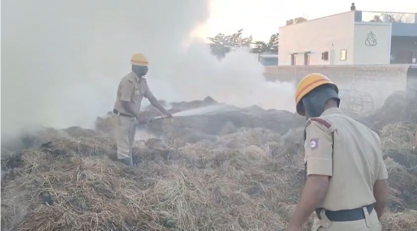ಭತ್ತದ ಹುಲ್ಲಿನ ಬಣವೆಗೆ ಬೆಂಕಿ, ನಷ್ಟದಲ್ಲಿ ಅನ್ನದಾತರು ಭತ್ತದ ಹುಲ್ಲಿನ ಬಣವೆಗೆ ಬೆಂಕಿ, ನಷ್ಟದಲ್ಲಿ ಅನ್ನದಾತರು